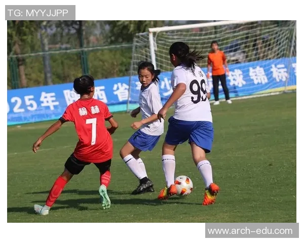 少年足球图展现青春梦想与团队精神的完美结合