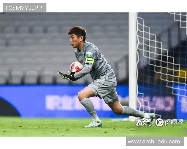 足球中截击技巧解析与实战应用探讨提升防守效率的关键策略