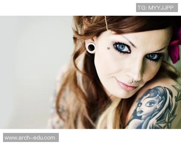 足球纹身女展现个性魅力与热爱运动的完美结合